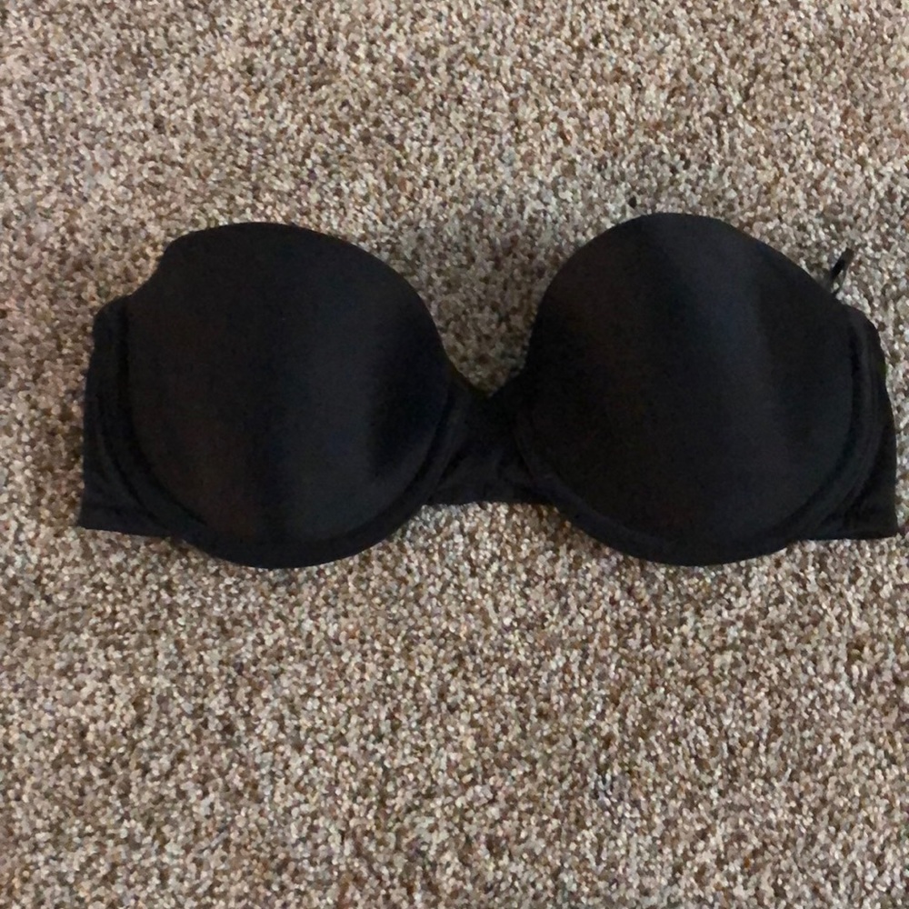 Black strapless bra